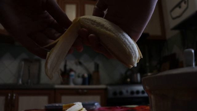 Как чистить банан правильно только руками! смотреть онлайн