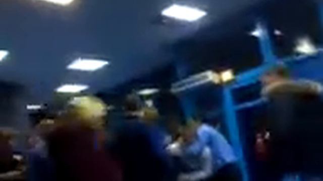 Охрана в клубе ломает посетителей Guards at a nightclub смотреть онлайн