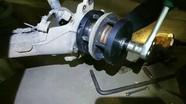 Замена ступичного подшипника Volkswagen Maltivan при помощи съёмника. смотреть онлайн