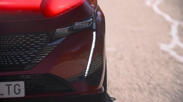 Probamos el Peugeot 308 híbrido enchufable con un diseño 'felino' смотреть онлайн