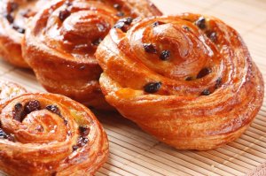 БУЛОЧКИ С ИЗЮМОМ