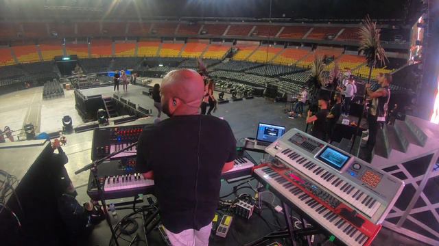 Javad Mrklynik Day playing with Ricky Martin Band in rehearsal Living lA Vida LOCA смотреть онлайн