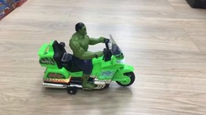 Халк на мотоцикле.