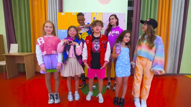 СЕСТРА КАМИЛЯ СТАЛА ПЛОХОЙ И ДЕРЗКОЙ! ВЕСЬ КАМПУС БОИТСЯ! УЧИТЕЛЬ МАКС ВЫГНАЛ ДЕВОЧЕК смотреть онлайн