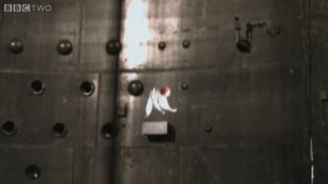 BBC.  перо и шар для боулинга  Видео монтаж вакуума. Плоская Земля