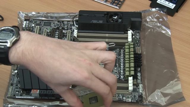 Installing an Intel Core i7 3930K Hexacore CPU on an ASUS Sabertooth X79 Socket 2011 Motherboard смотреть онлайн