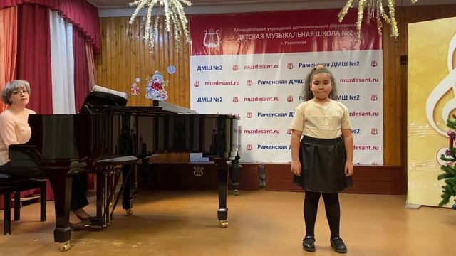 Софья Чулкова, 8 лет .ДШИ № 2 г. Раменское. Е. Зарицкая "Под Новый год ,И Космачев "Песенка про лос смотреть онлайн