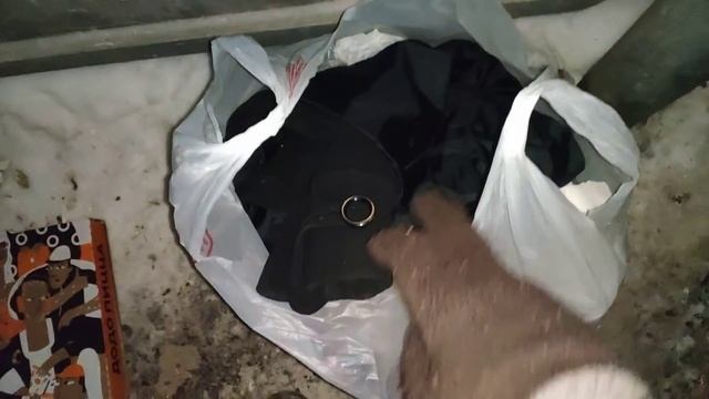 НАШЁЛ КУЧУ ЕДЫ, ДУХИ, ПИСТОЛЕТНУЮ КОБУРУ! Как я зарабатываю лазая по мусоркам Питера! смотреть онлайн