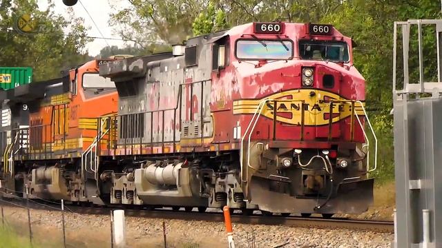 Ex-ATSF Warbonnet LEADS NS Train!! | Railfan Rowan смотреть онлайн