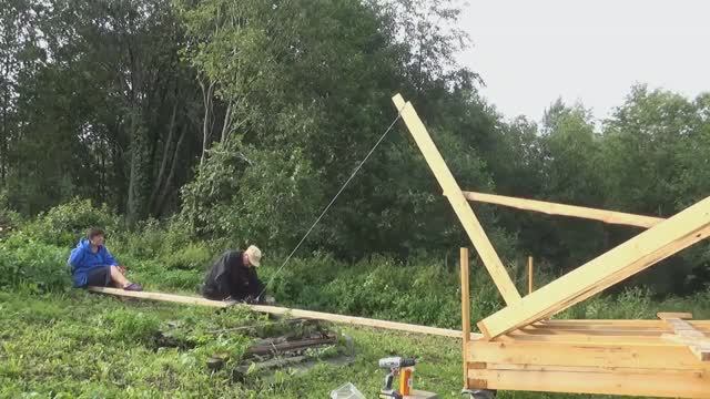 Строим каркасный дом на сваях для проживания своими руками (ч.11) Подъем первой стены лебедкой смотреть онлайн