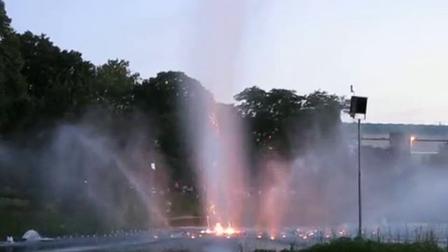 Fountain Show at Hamburg's Planten un Blomen Park смотреть онлайн