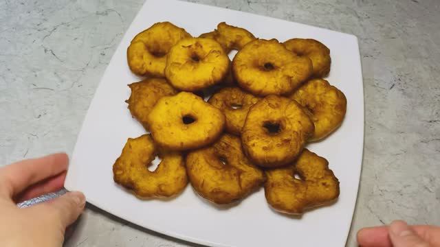 Хрустящие снаружи и нежные воздушные внутри, очень вкусные пончики. Их ешь и не можешь остановиться