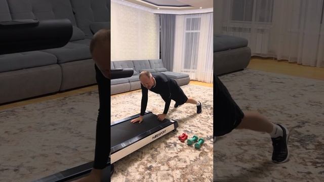 Если работает фантазия, то можно много полезной боксёрской работы сделать на беговой дорожке. смотреть онлайн