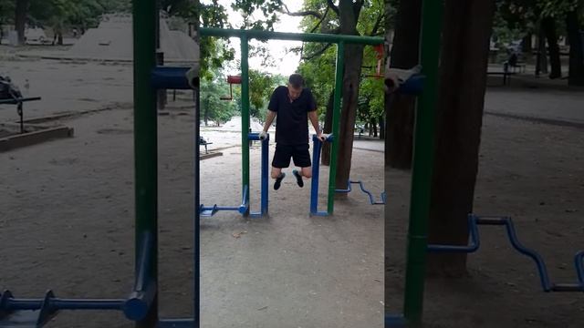 Отжимания на брусьях на одной руке | Parallel Bar Dips on One Hand смотреть онлайн