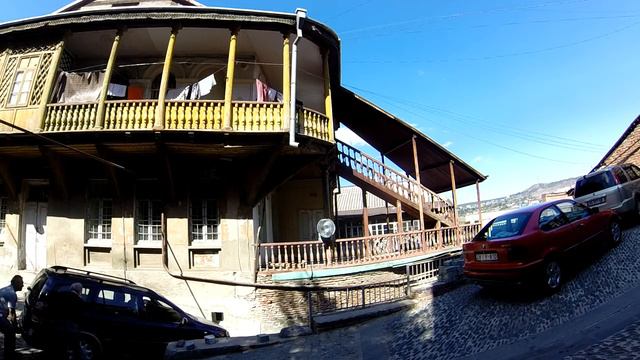 Машина застряла на камнях в старом Тбилиси смотреть онлайн