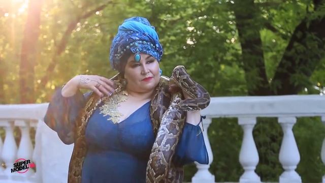 Супер модель XL, фотосессия с питоном. смотреть онлайн