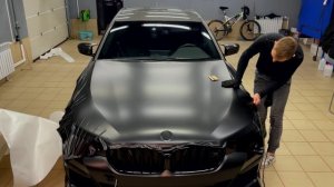 Клею капот винилом на сухую и в одного