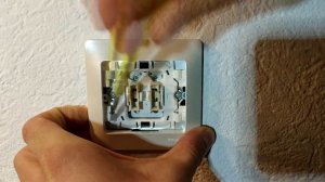 Как закрепить болтающуюся розетку или выключатель.