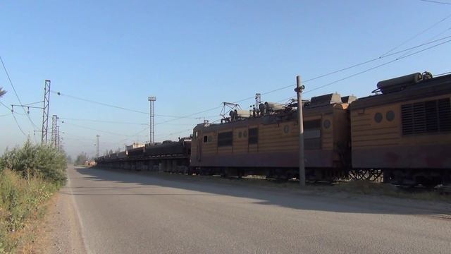 Тяговый агрегат ОПЭ1-184 с порожними думпкарами смотреть онлайн