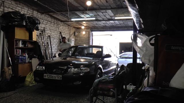 помыть машину ведром воды