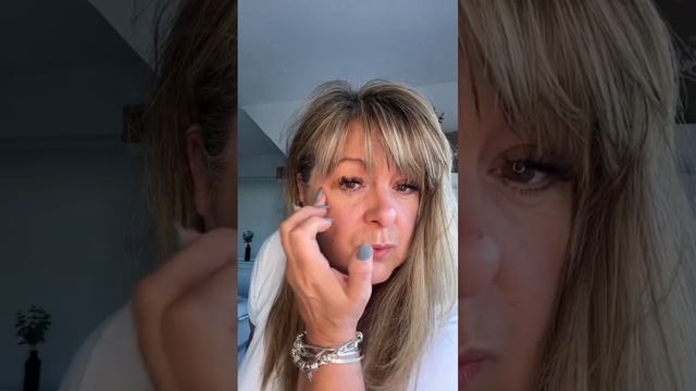 Love a quick fix #makeup #tips #lipstick #blusher #trinnondon @TrinnyLondon смотреть онлайн