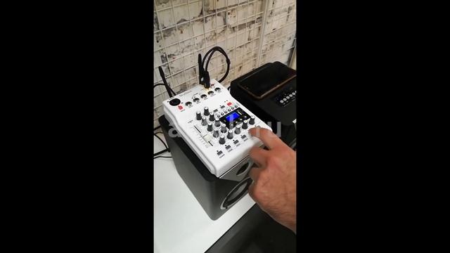 Беспроводные микрофоны с микшером и эффектами SkyDisco UM-100 Bluetooth смотреть онлайн