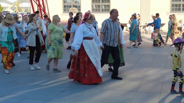 A☀️summer day in Tallinn June 2021- bees, folk dance at Noblessner, ducklings at Schnelly pond смотреть онлайн