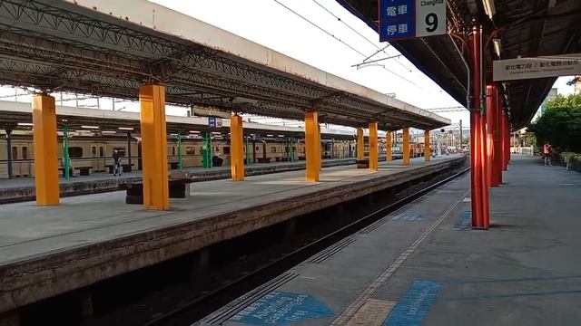 2246次500型區間快進入彰化站~ смотреть онлайн