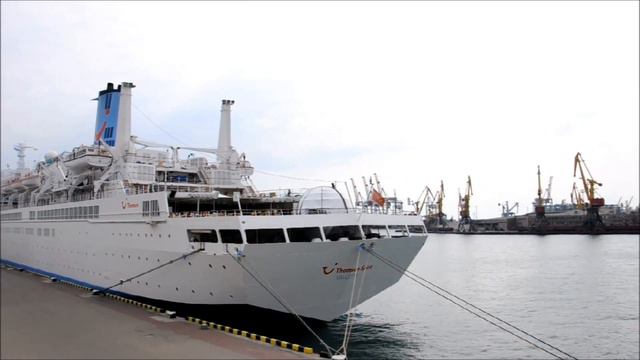 Thomson Spirit в одесском порту смотреть онлайн