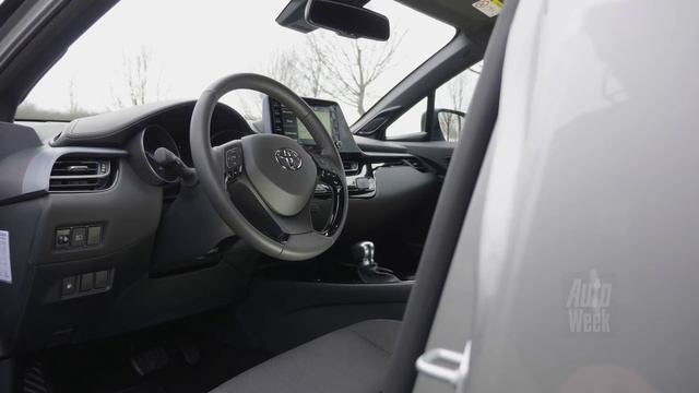 Mazda CX-30 vs. Toyota C-HR - AutoWeek dubbeltest - English subtitles смотреть онлайн