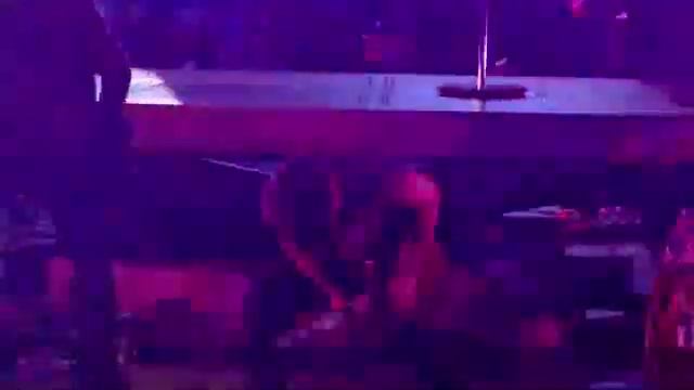 Robbie Williams - Take The Crown Live @ O2 Arena- 03 Lazy days смотреть онлайн