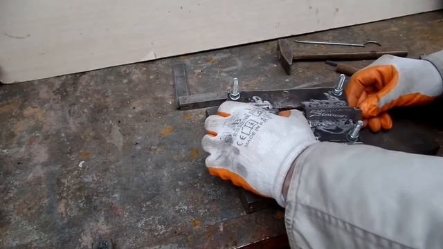 Сварочник и болгарка делают из отходов металла направляющею для задвижки смотреть онлайн