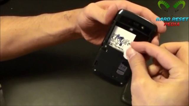 Blackberry Torch 9800 Insert The SIM Card смотреть онлайн