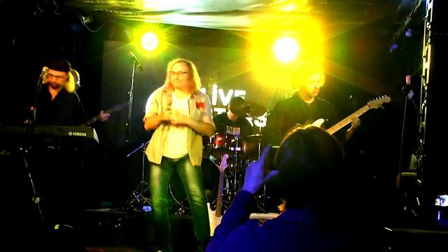 Камера Обскура "Улыбаться" (2022) смотреть онлайн