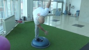 Упражнения на баланс и координацию | Балансирование на мяче