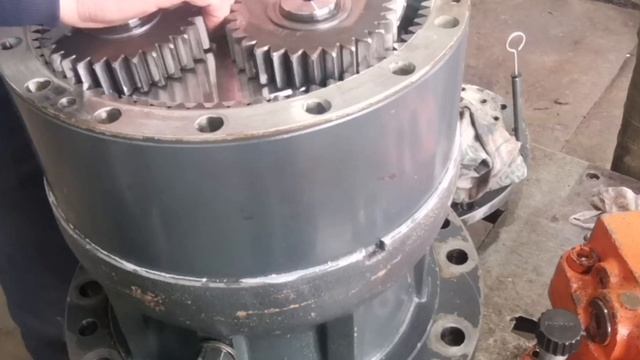 Устройство и ремонт гидромотора поворота эксковатора доосан 300.Поворотный редуктор. Редуктор повор смотреть онлайн