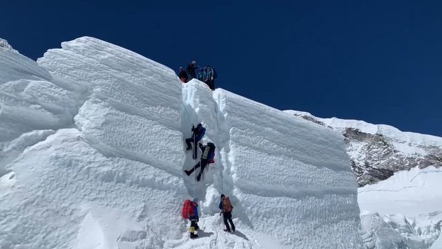 Преодоление ледопада Кхумбу на Эвересте. 5 мая 2022 года. смотреть онлайн