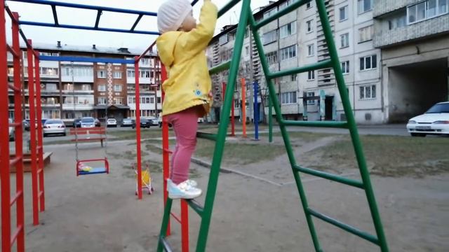 Гуляем во дворе! Что же там интересного? смотреть онлайн