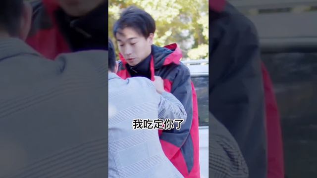 董事長假裝快遞小哥參加同學會，卻被老同學逼著舔鞋，一通電話讓他們下跪求饒！#短剧 #董事长 #董事长被羞辱 смотреть онлайн