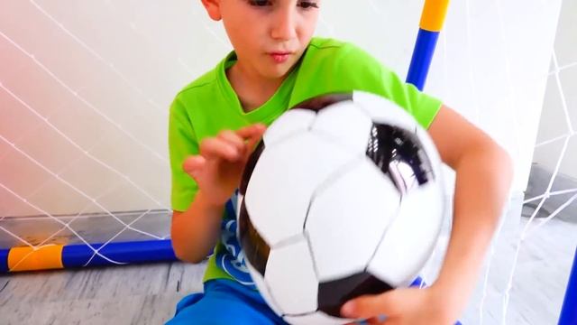 Vlad et Nikita jouent avec des jouets gonflables смотреть онлайн