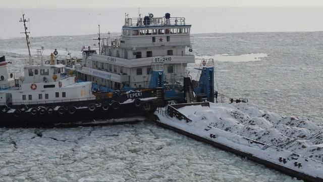 Швартовка баржи с песком двумя судами. Строительство моста через Волгу Тольятти смотреть онлайн