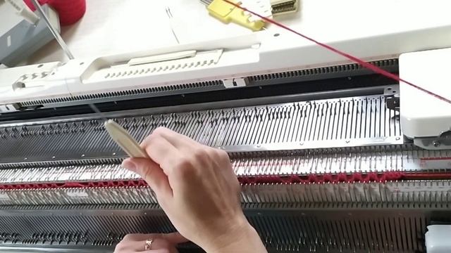 Шапка резинкой 2х2. Как проще связать макушку. Красивые убавки. Клинья. смотреть онлайн