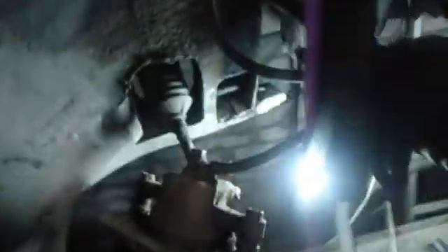 Как открутить закисший болт на рычаге шаровой Daewoo Matiz подручным инструментом. смотреть онлайн