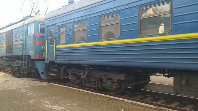 Электровоз ВЛ8М-1391 со служебным поездом не спеша отправляется со станции Славянский курорт смотреть онлайн