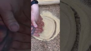 Растягиваем неаполитанское тесто вручную