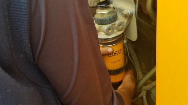 Changing jcb backhoe loader fuel filter. How to change jcb fuel filter смотреть онлайн