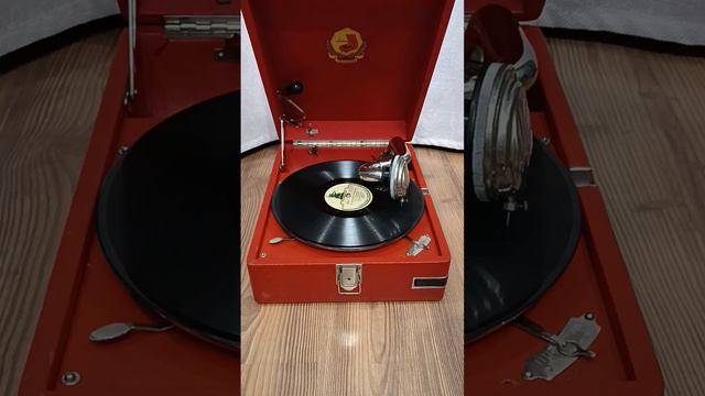 Леонид Утёсов "У черного моря" на патефоне смотреть онлайн