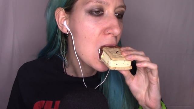ASMR CRUNCHY CREAMY MAXIBON COOKIE ICE CREAM смотреть онлайн