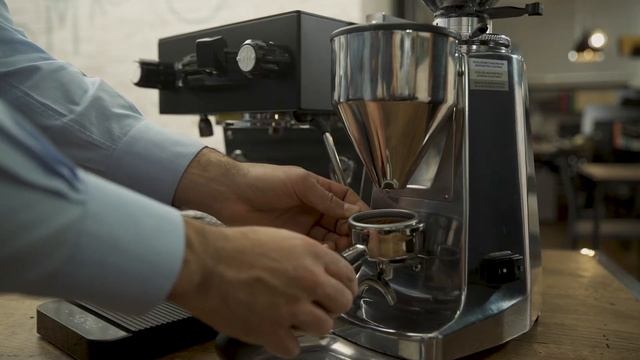 Brewing Espresso on the Linea Mini смотреть онлайн