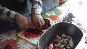 Петр Романович готовит сердце изюбря.